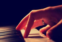 战术灵活多变的教练组织球队迅速适应对手节奏